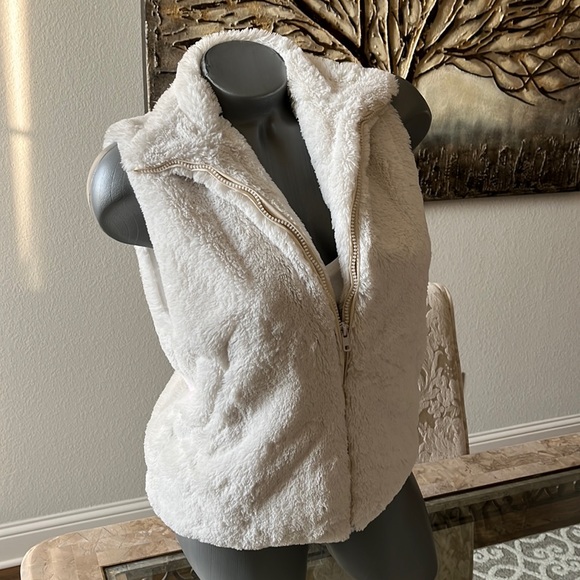 Cejon Faux Fur Plush Vest - Picture 1 of 7